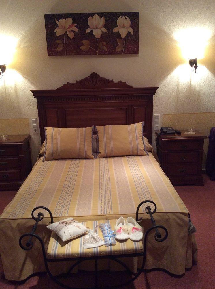 Hotel Sandra Alcalá de Guadaira Zewnętrze zdjęcie